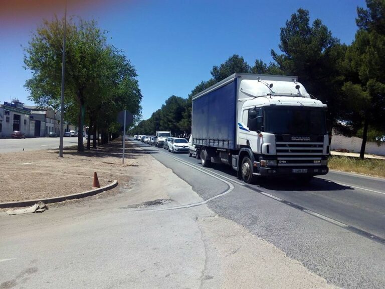 UPyD denuncia las enormes colas que provoca la “solución” de Cotillas al cruce del cementerio