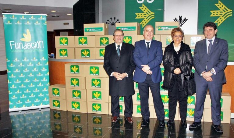 La Fundación Caja Rural Castilla-La Mancha entrega alimentos a Cáritas Toledo