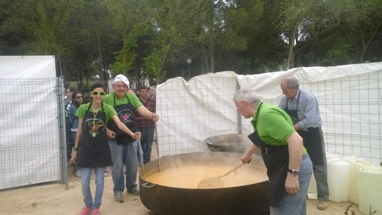 El Grupo Folklórico Virgen de las Viñas celebra sus 50 años con gachas para 2.000 personas