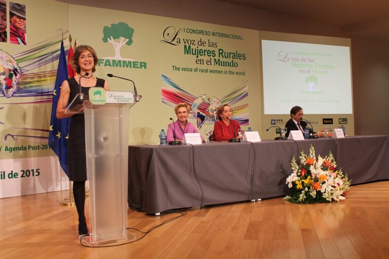 García Tejerina destaca la importancia de la presencia y el trabajo de las mujeres para la supervivencia de la agricultura en Europa y en el mundo