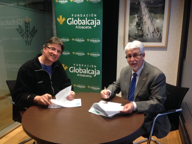Firma de la Fundación Globalcaja Albacete con la asociación Miguel Fenollera