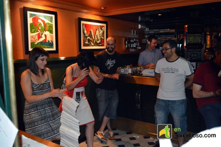 El papel como motivo, en el Cafetín de Tomelloso