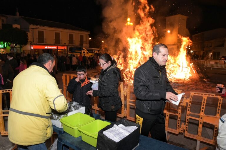 Las hogueras de San Antón iluminan las calles de Argamasilla de Alba