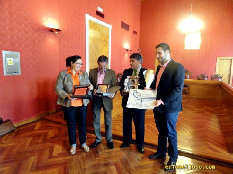 El Ayuntamiento reconoce los éxitos de la familia Marquina