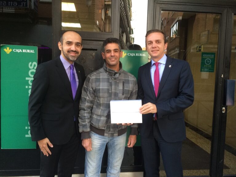 Caja Rural CLM entrega a dos clientes de Madrid sendos ‘IPAD Air 2’ sorteados con motivo del 50 Aniversario