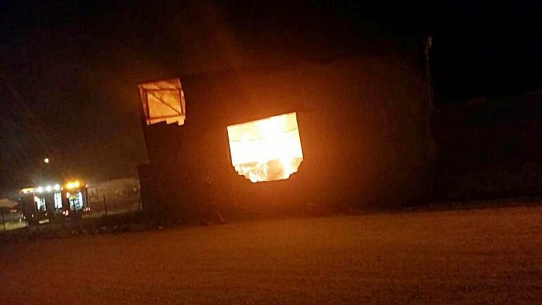 Desalojan varias viviendas en Argamasilla tras el fuego en un almacén de melones