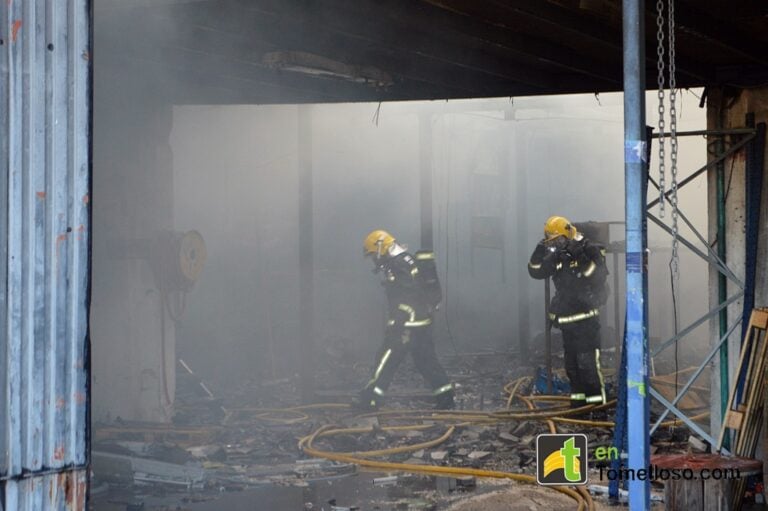 Aparatoso incendio en una nave de Tomelloso