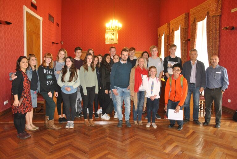 La alcaldesa da la bienvenida a los participantes ingleses en el intercambio Bath-Tomelloso