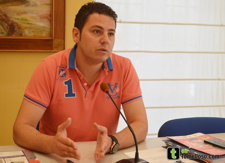 Iván Rodrigo valora positivamente los compromisos de la consejería de Educación con el Félix Grande