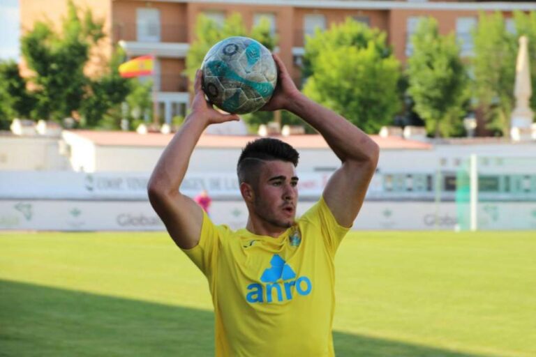 Izan deja el Atlético Tomelloso por el Cervantes