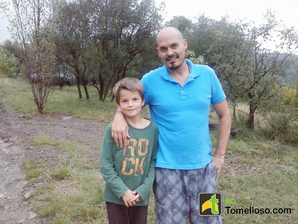 “Con mi hijo, Kanek, en el entorno de nuestra nueva casa de Monoblet”