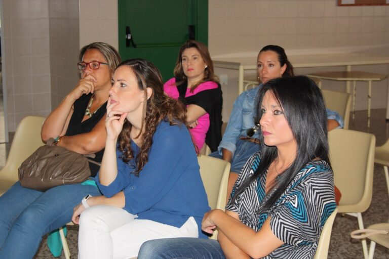 Padres y docentes aprenden a combatir el ciberacoso escolar