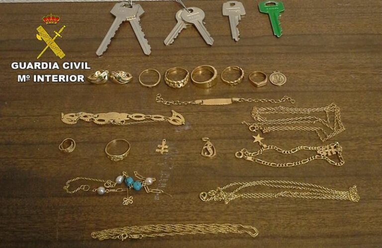 Dos detenidos por robo de joyas en viviendas