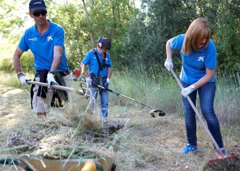 Cerca de 2.380 personas han sido atendidas en C-LM gracias al programa de Voluntarios de la Caixa