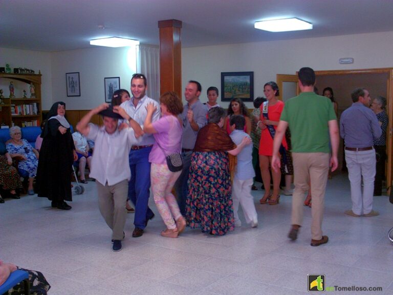 Tradicional comida y baile en la Residencia San Victor