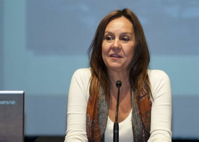La escritora ciudadrealeña María Dueñas mantiene este jueves un encuentro con más de 300 lectores en Sevilla