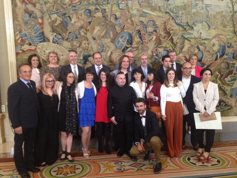 La Reina entrega los diplomas del Máster en Medios de Impresión Gráfica, Ilustración y Acuñación Artística de la UCLM