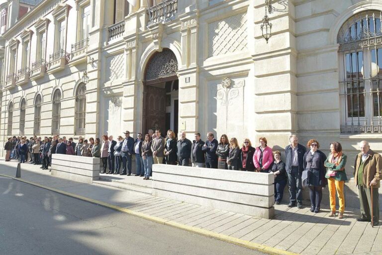 Trabajadores y miembros de la Corporación Provincial expresan su solidaridad con el pueblo francés