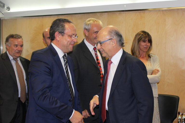 El consejero de Hacienda no está de acuerdo con un reparto asimétrico del déficit de las Comunidades Autónomas