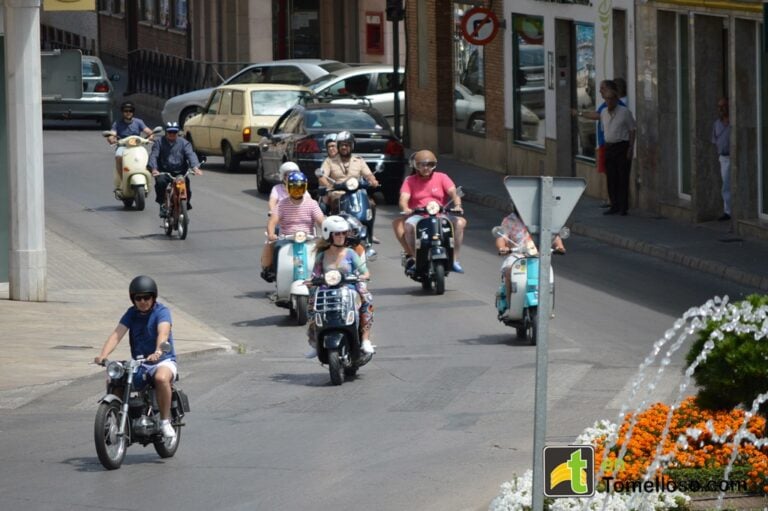Las motos y coches clásicos calientan el ambiente para el VI Guateque de los 60 y 70 de Tomelloso