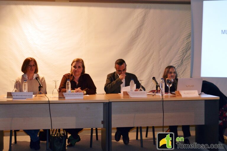 La fotografía como homenaje a la mujer, en la Escuela de Arte Antonio López de Tomelloso