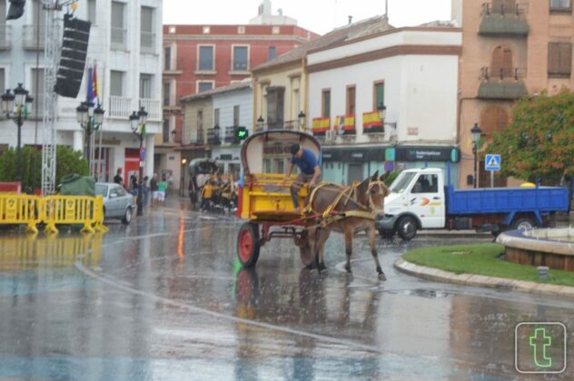 A pesar de la lluvia los carros recorren las calles de Tomelloso