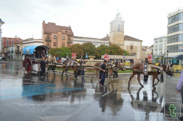 A pesar de la lluvia los carros recorren las calles de Tomelloso