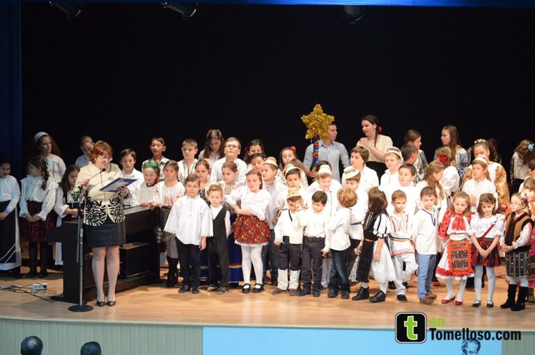 La comunidad rumana celebra una fiesta navideña en el IES García Pavón de Tomelloso