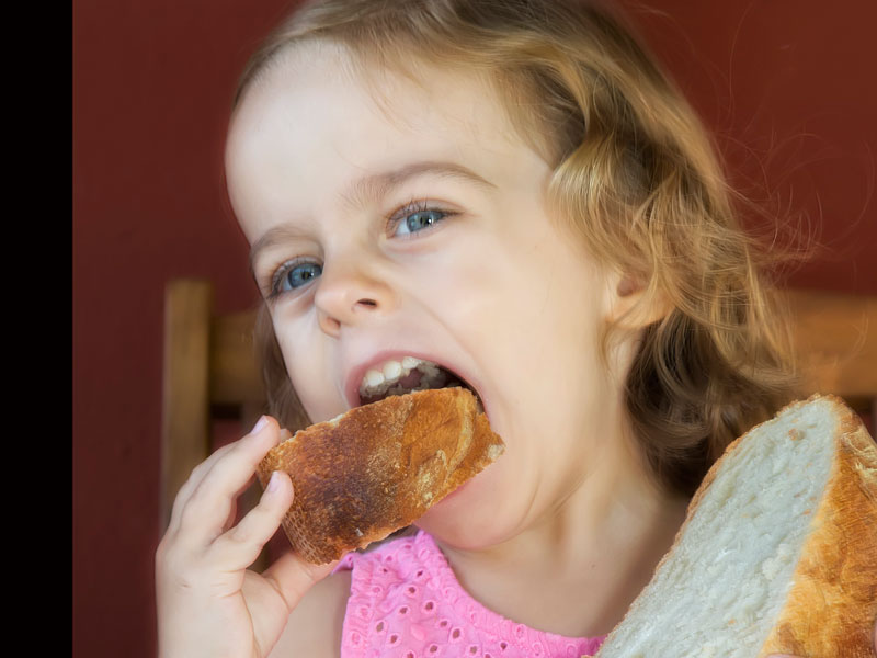 niña comiendo pan