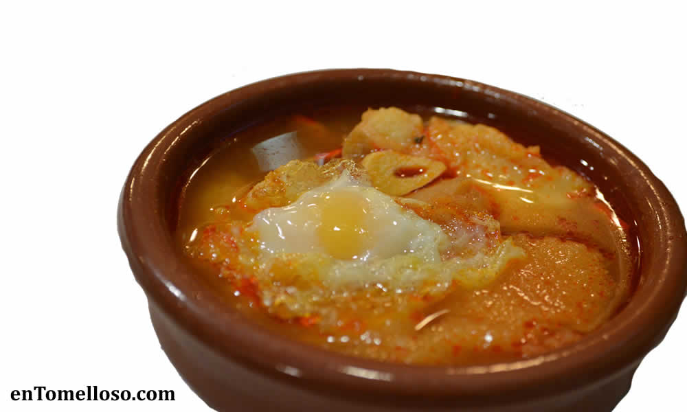Sopa castellana con huevo de codorniz y bacalao