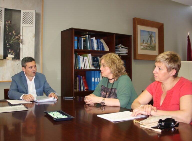 Novillo valora el trabajo realizado por los ayuntamientos con las asociaciones para conocer las necesidades sociales