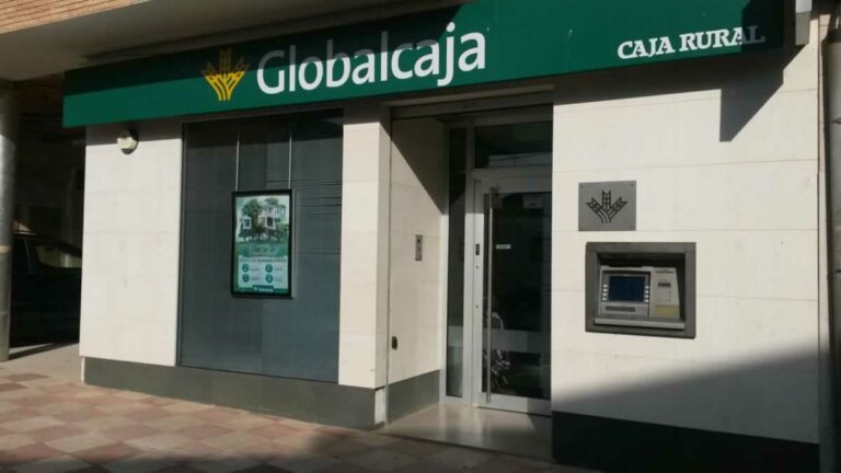 Globalcaja apoya al sector agrario con el anticipo de la campaña de la uva 2015
