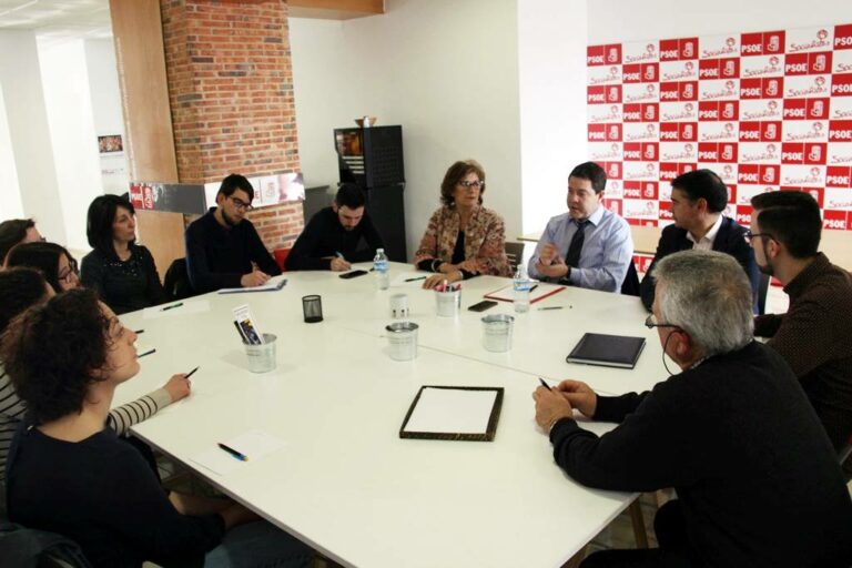 Page “se compromete” a recuperar las becas de comedores escolares si gana las elecciones