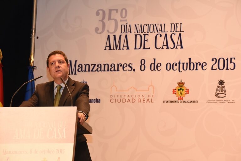 García-Page pone en valor el papel de las mujeres en el movimiento asociativo de la región y en las economías familiares
