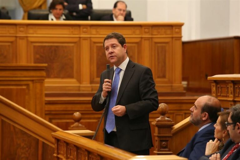 Page pide a Bono, Barreda y Cospedal formalizar su renuncia a los privilegios