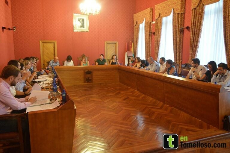 Aprobada una reducción en las retribuciones de los concejales