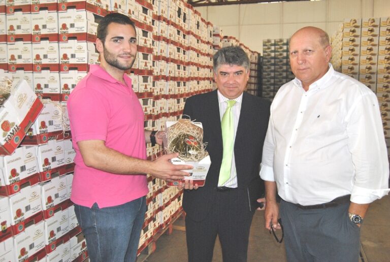 El alcalde felicita a Santiago Apóstol por el premio Gran Selección al mejor melón de la región