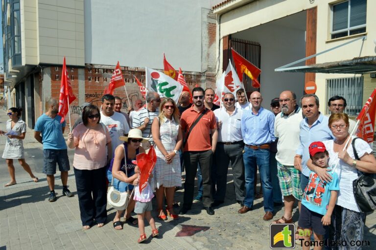 Una treintena de personas se concentran contra la supresión de la línea de autobús Ciudad Real-Tomelloso