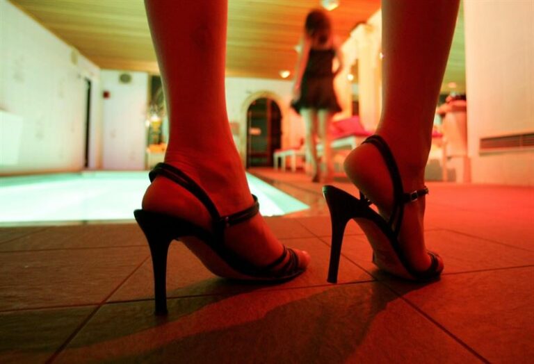 El Instituto Mujer pide a usuarios de los “puticlubs” que sepan cuál es la situación de las mujeres “a las que cosifican”