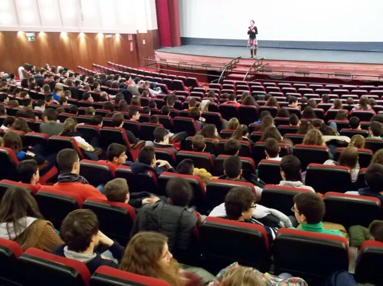 Más de mil estudiantes de la provincia participan en un acto de AI por los derechos humanos