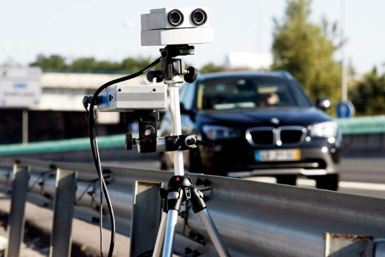 Detienen a un conductor por circular al doble de la velocidad permitida