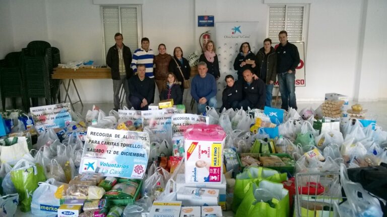 Los voluntarios de CaixaBank colaboran con Caritas Tomelloso en la recogida de alimentos