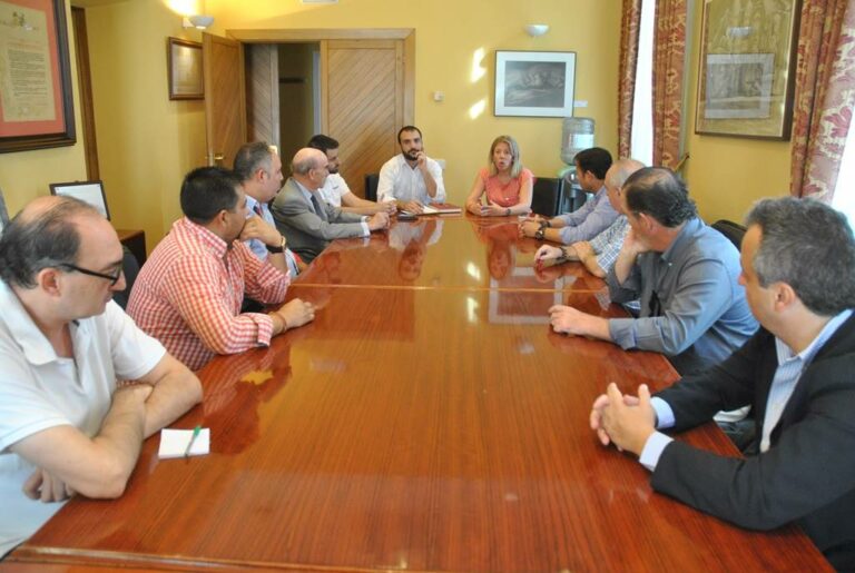 La alcaldesa de Tomelloso se reúne con el sector alcoholero, bodeguero y cooperativo de la ciudad