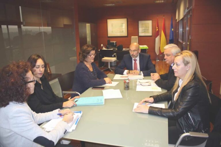 La Junta y los empresarios de automoción abordan la protección de los derechos de los consumidores