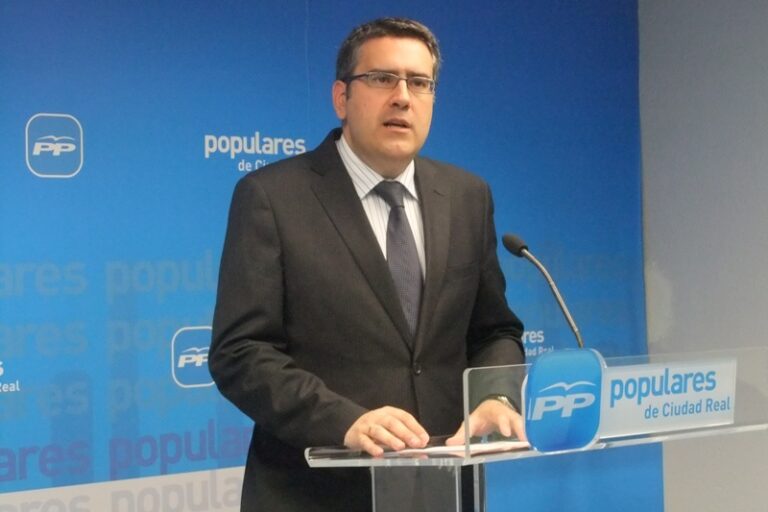 Rodríguez: “Page quiere ser más radical de izquierdas que los propios comunistas”