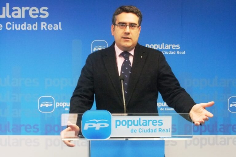 Rodríguez: “El PSOE de Page sigue luchando como gato panza arriba para seguir cobrando un sueldo fijo en las Cortes”