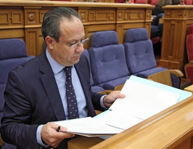Aprobada la ley que reduce a 35 horas la jornada a los funcionarios