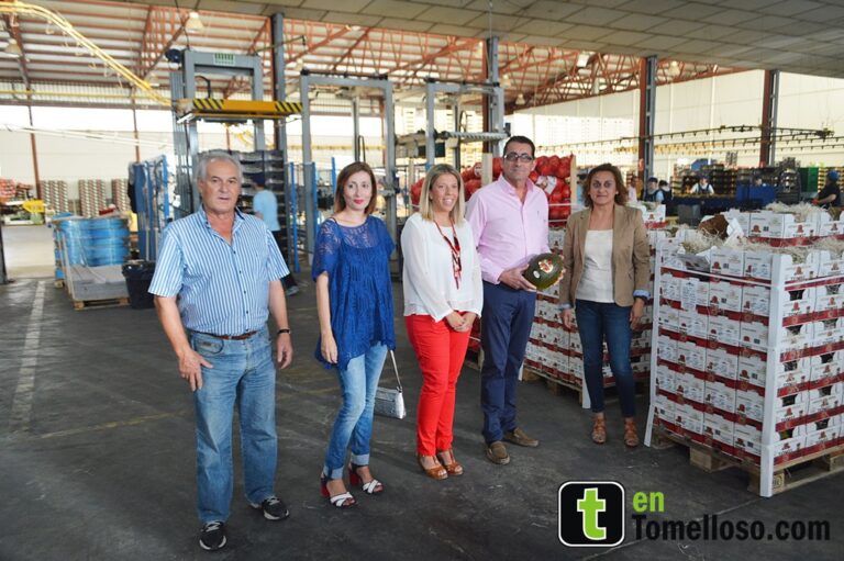 La alcaldesa visita la Cooperativa Santiago Apostol de Tomelloso