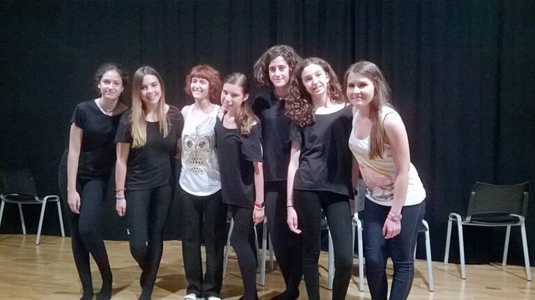 Las alumnas del taller de teatro del Centro Joven de Tomelloso representan el espectáculo “Teatreras”