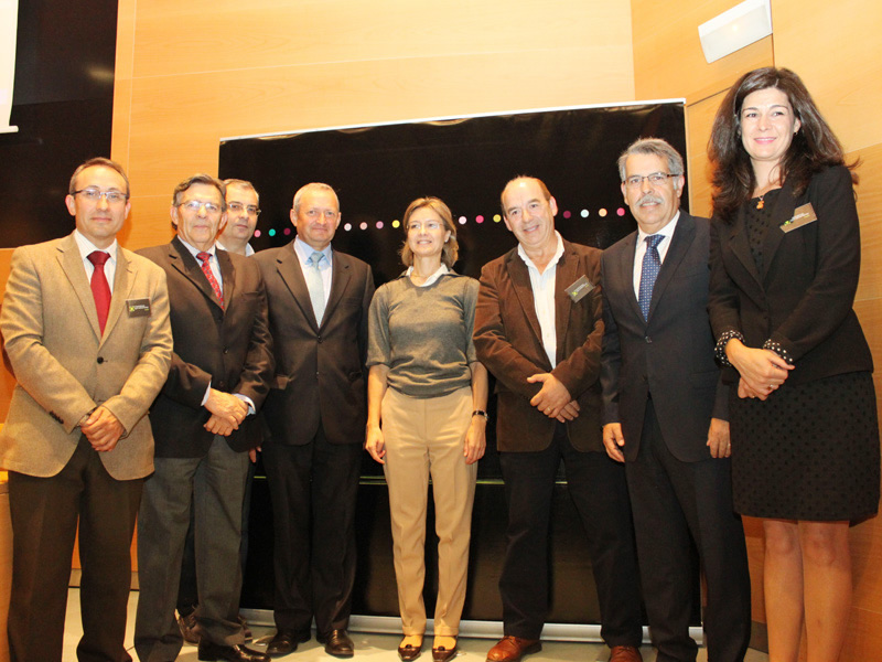 La ministra de Agricultura, Isabel García Tejerina, junto al presidente, Ángel Villafranca, y miembros de Cooperativas Agro-alimentarias CLM